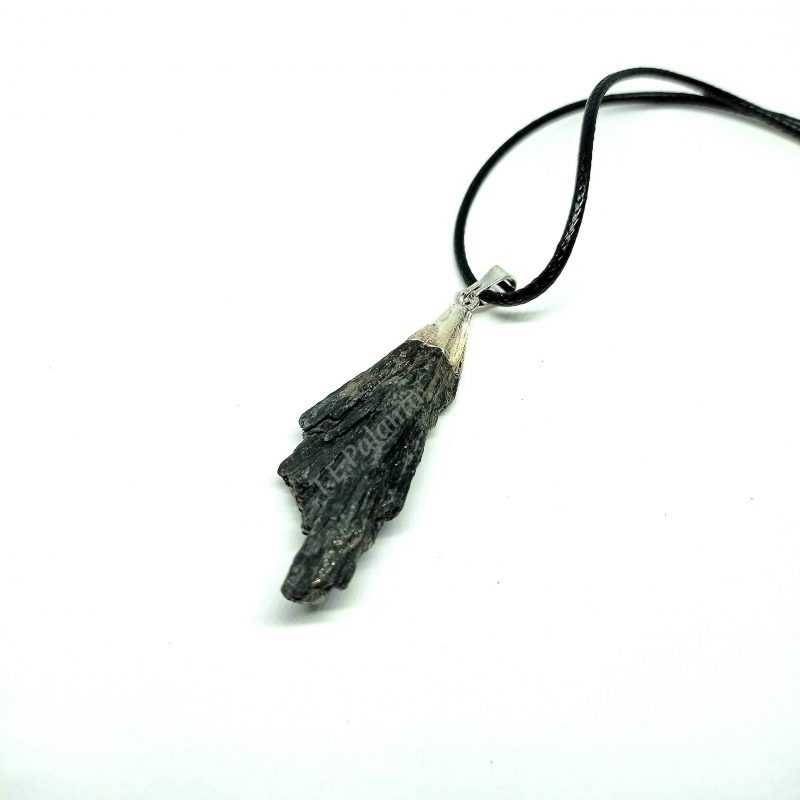 Colgante taramita ó escoba de bruja, es una cianita negra, piedra protectora y limpiadora.