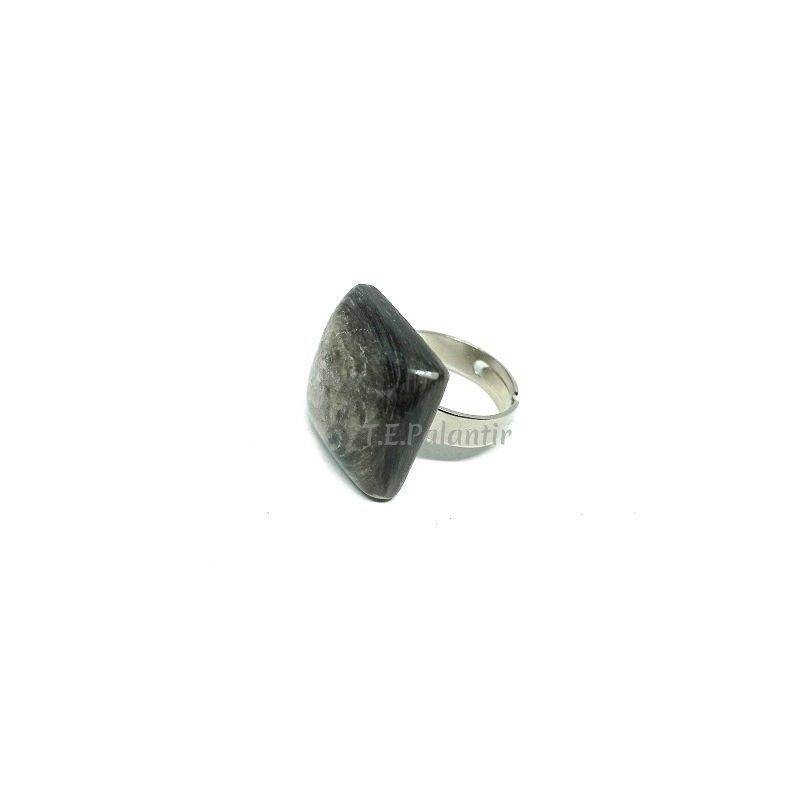 anillo de mica moscovita adaptable en metal rodiado, tamaño 20x20 mm.